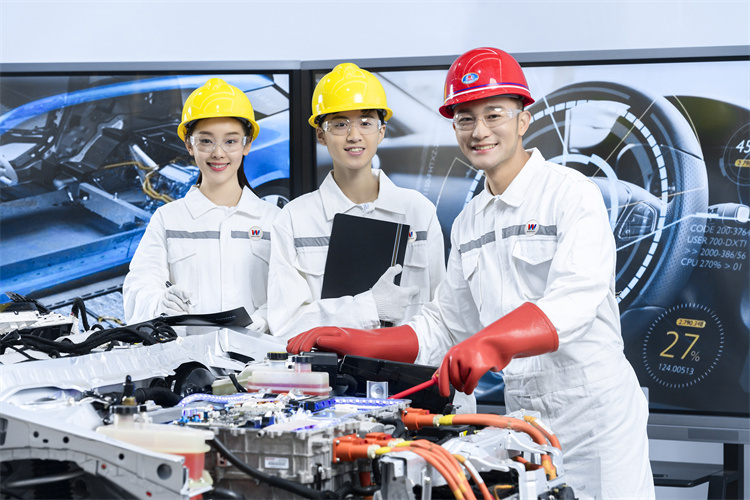 【校企聯動·賦能未來】西安萬通學子陜西萊比森新能源充電樁校企合作班學子開啟企業(yè)實訓新征程！